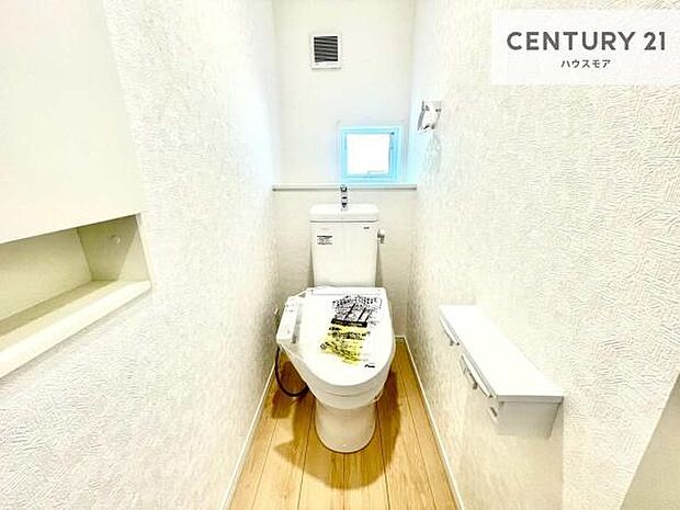 1・2階にトイレがございます！朝の忙しい時間帯も待たずにすみそうですね。白を基調とした清潔感のあるトイレでお手入れがしやすいです！