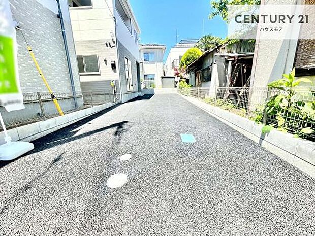 駐車スペースは2台分あります！セカンドカーはもちろん、バイクや自転車なども置き場所に困りません。
