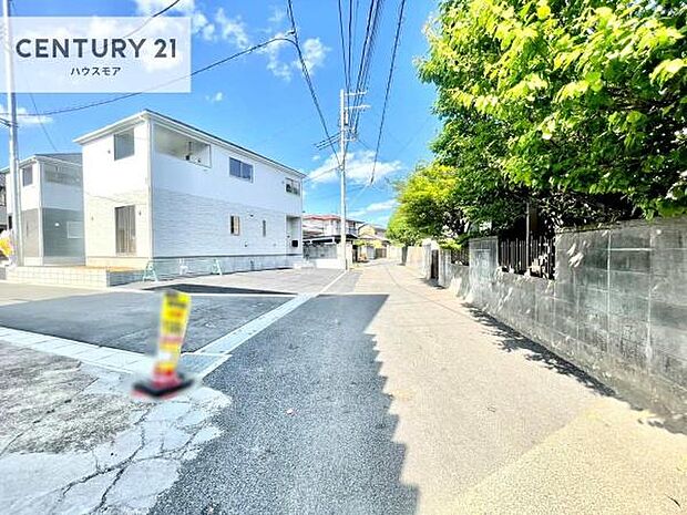 前面道路4ｍ！陽当り良好な立地です。車庫入れが苦手な方も安心ですね。