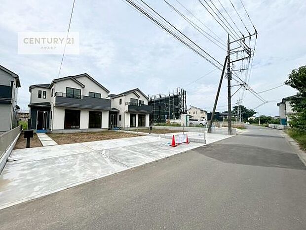 前面道路は4.8ｍ！陽当り良好な立地です。車庫入れが苦手な方も安心ですね。