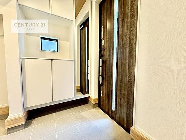 玄関収納が充実しているので、玄関周りがスッキリ片付き来客時に靴の置き場に困りません！