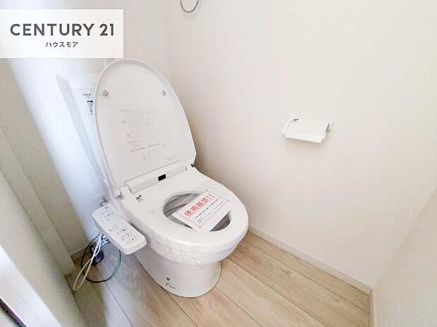 1・2階にトイレがございます！朝の忙しい時間帯も待たずにすみそうですね。白を基調とした清潔感のあるトイレでお手入れがしやすいです！