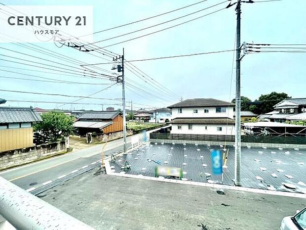 晴れた日には青い空を見渡せる開放的な時間を楽しめます。気持ちの良い風が通り抜ける街並みです！