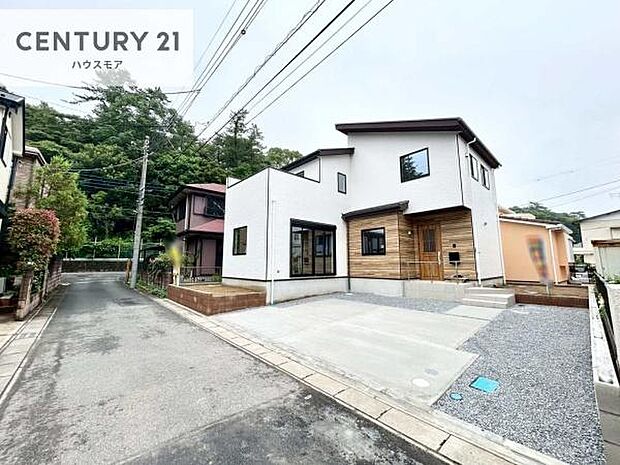 前面道路4ｍ！陽当り良好な立地です。車庫入れが苦手な方も安心ですね。