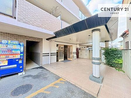 落ち着いた佇まいのエントランス。住まう方をやさしく迎え入れる、安心感のある共用空間です。