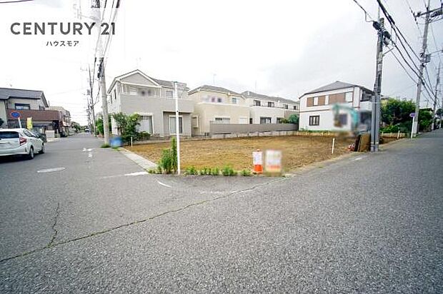前面道路6m×6m!陽当り良好な立地です。車庫入れが苦手な方も安心ですね。