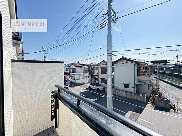 晴れた日には青い空を見渡せる開放的な時間を楽しめます。気持ちの良い風が通り抜ける街並みです！