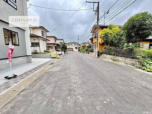 前面道路7.9ｍ！陽当り良好な立地です。車庫入れが苦手な方も安心ですね。