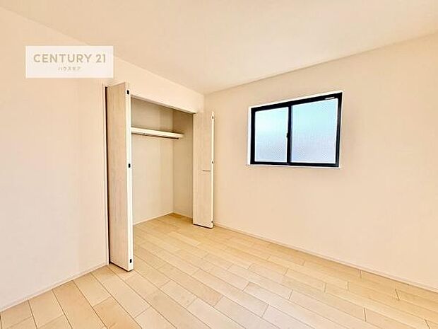 掃き出し窓がないお部屋は、お子様のお部屋としても安心です!収納スペースも充実しているので散らかったお部屋をサッと片付けられます!