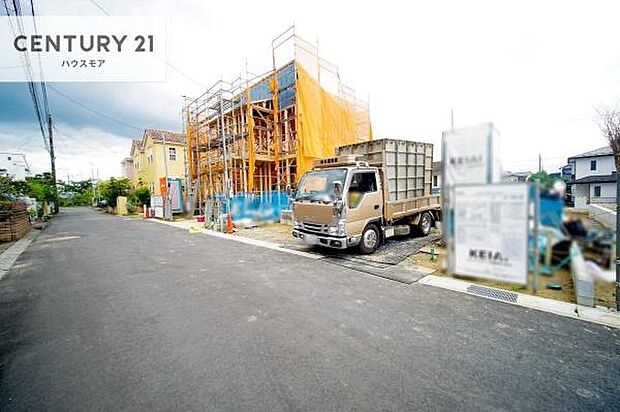 前面道路5.2m!陽当り良好な立地です。車庫入れが苦手な方も安心ですね。
