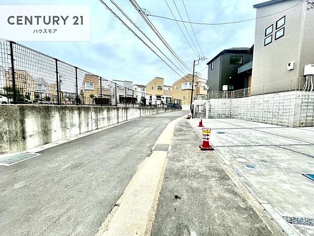 前面道路は5.7m!陽当り良好な立地です。車庫入れが苦手な方も安心ですね。