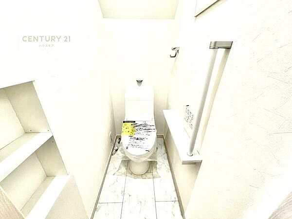 1・2階にトイレがございます！朝の忙しい時間帯も待たずにすみそうですね。白を基調とした清潔感のあるトイレでお手入れがしやすいです！