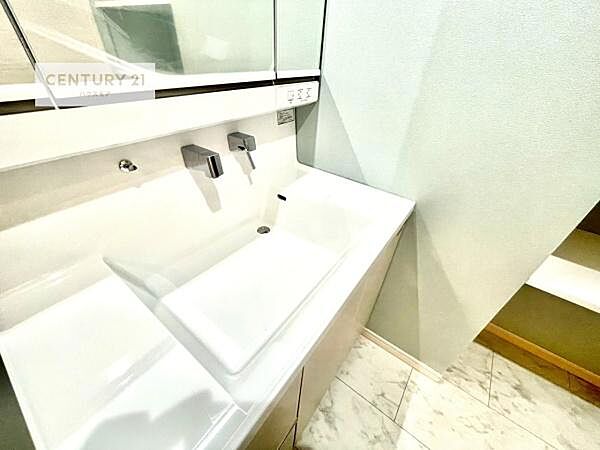 深い洗面台ボウルは、水が跳ねにくいのでお手入れが楽々！清潔感が保てます！キレイな洗面所で自分磨きのモチベーションが上がりますね！