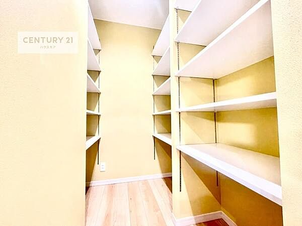 収納豊富なパントリー付き！お米や飲料水のストックや、大きな荷物もスッキリ整頓することができます！