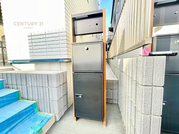 宅配ボックス付きなので留守が多いご家族も再配達の手間がなくお荷物を受け取れて便利です！