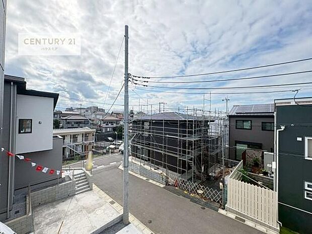 晴れた日には青い空を見渡せる開放的な時間を楽しめます。気持ちの良い風が通り抜ける街並みです!