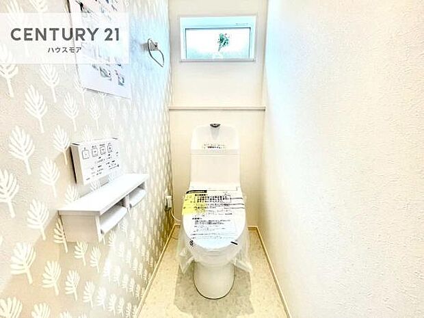 温水洗浄便座につき、冬場は便座が暖かくできるので冷たい便座に座らずに済む嬉しい仕様です!シンプルなカラーを基調としているので、お手入れがしやすいです。