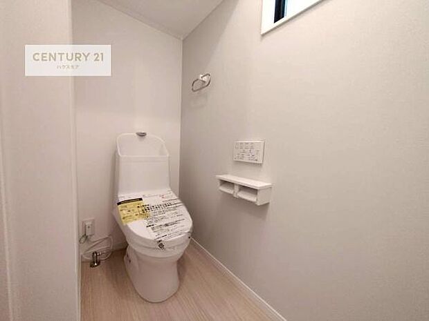 1・2階にトイレがございます!朝の忙しい時間帯も待たずにすみそうですね。白を基調とした清潔感のあるトイレでお手入れがしやすいです!