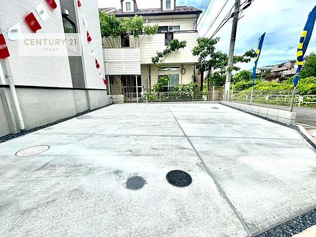駐車スペースは2台分あります!セカンドカーはもちろん、バイクや自転車なども置き場所に困りません。