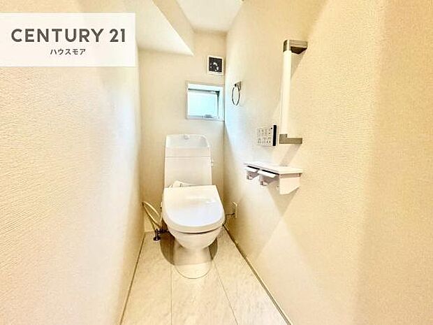 1・2階にトイレがございます!朝の忙しい時間帯も待たずにすみそうですね。白を基調とした清潔感のあるトイレでお手入れがしやすいです!