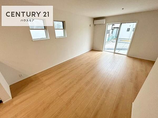 優しい陽だまりがリビングを包んでくれて居心地の良い空間を演出してくれます！くつろぎの時間を過ごせます！