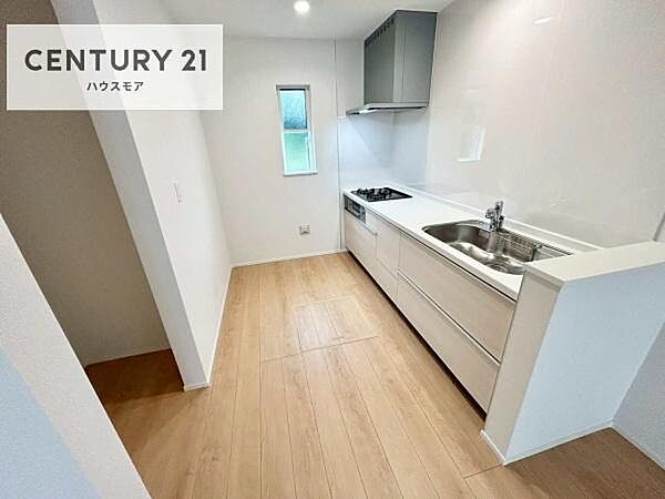 壁付キッチンは、集中して作業に取り掛かれます！作業の動線ラクラク！毎日の料理が捗りそうですね！収納スペースが豊富で、調理スペースがスッキリと片付きひろ～く活用できます！