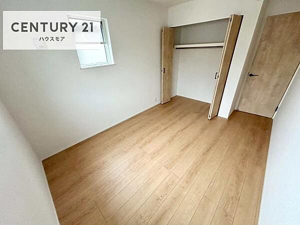 掃き出し窓がないお部屋は、お子様のお部屋としても安心です！収納スペースも充実しているので散らかったお部屋をサッと片付けられます！