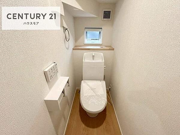 1・2階にトイレがございます！朝の忙しい時間帯も待たずにすみそうですね。白を基調とした清潔感のあるトイレでお手入れがしやすいです！