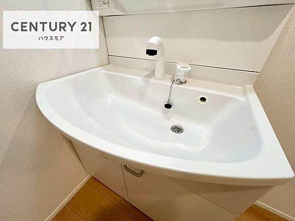 深い洗面台ボウルは、水が跳ねにくいのでお手入れが楽々！清潔感が保てます！キレイな洗面所で自分磨きのモチベーションが上がりますね！