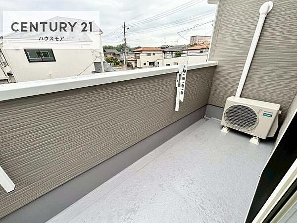 ルーフバルコニー！屋根が付いているので、急に雨が降っても濡れにくく安心！強い日差しもカットしてくれるので、お天気の良い日は、お外へ出て深呼吸するのもよさそうです！