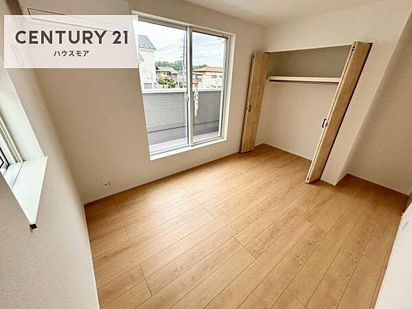 全居室に収納スペースを確保した使い勝手の良い間取り。衣類や季節用品はもちろん、お子様の成長とともに増える荷物もすっきり整理でき、居住空間を広々とお使いいただけます。