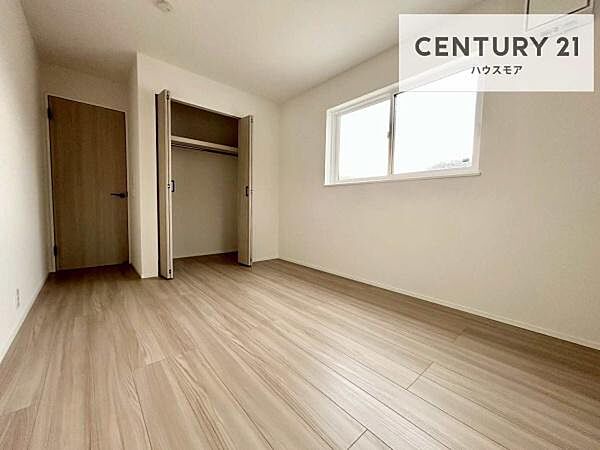 掃き出し窓がないお部屋は、お子様のお部屋としても安心です！収納スペースも充実しているので散らかったお部屋をサッと片付けられます！