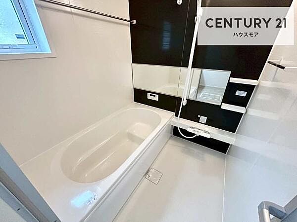 落ち着きある大人の雰囲気のバスルームは、味が出ていてバスタイムが充実！お仕事頑張っているご褒美にお好みの匂いの入浴剤を入れて、楽しんでみてはいかがでしょうか？