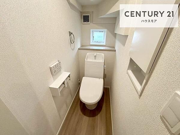 1・2階にトイレがございます！朝の忙しい時間帯も待たずにすみそうですね。白を基調とした清潔感のあるトイレでお手入れがしやすいです！