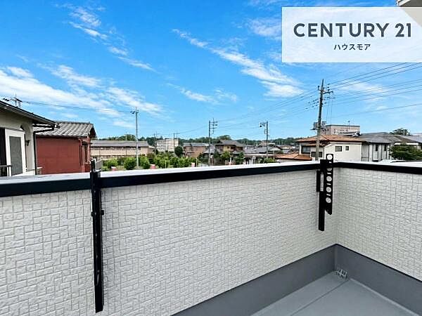 晴れた日には青い空を見渡せる開放的な時間を楽しめます。気持ちの良い風が通り抜ける街並みです！