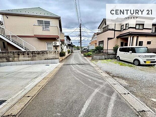 前面道路4m!陽当り良好な立地です。車庫入れが苦手な方も安心ですね。