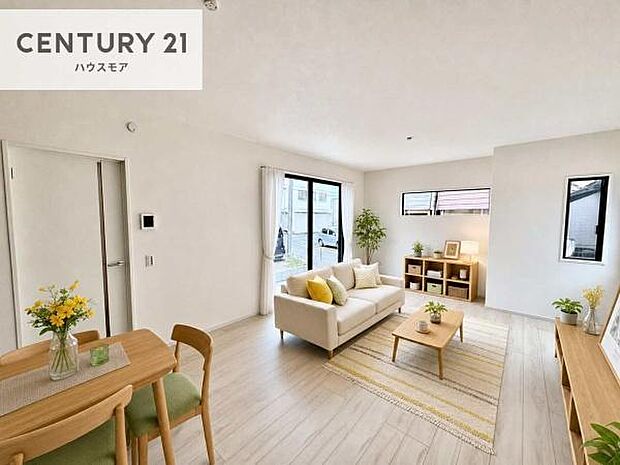 家具はCGパースです。心地良いリビングは家族が自然と集まります。家族団欒の時間が増えそうです。ご家族と、より一層充実した時間を過ごせそうですね。