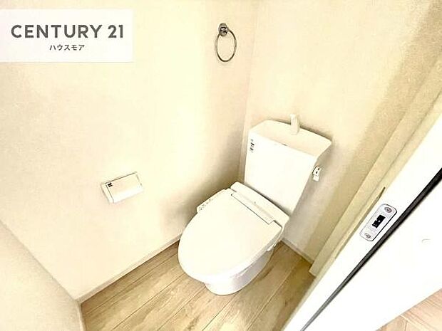 1・2階にトイレがございます!朝の忙しい時間帯も待たずにすみそうですね。白を基調とした清潔感のあるトイレでお手入れがしやすいです!