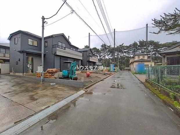 前面道路4.3m!陽当り良好な立地です。車庫入れが苦手な方も安心ですね。