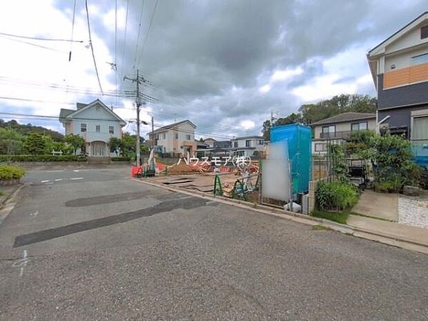 前面道路6m!陽当り良好な立地です。車庫入れが苦手な方も安心ですね。