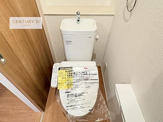 1・2階にトイレがございます!朝の忙しい時間帯も待たずにすみそうですね。白を基調とした清潔感のあるトイレでお手入れがしやすいです!