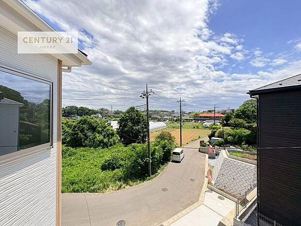 晴れた日には青い空を見渡せる開放的な時間を楽しめます。気持ちの良い風が通り抜ける街並みです!