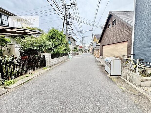 前面道路5.4m!陽当り良好な立地です。車庫入れが苦手な方も安心ですね。