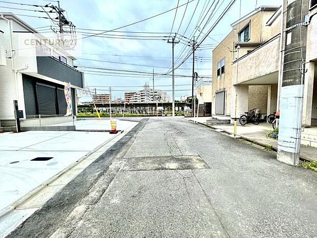 前面道路は6m!陽当り良好な立地です。車庫入れが苦手な方も安心ですね。