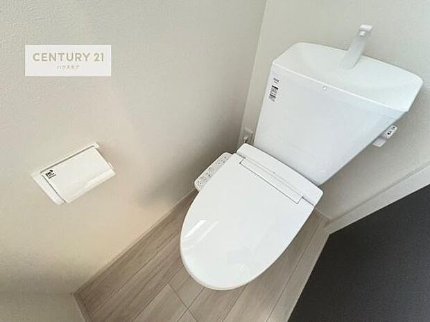 1・2階にトイレがございます!朝の忙しい時間帯も待たずにすみそうですね。白を基調とした清潔感のあるトイレでお手入れがしやすいです!