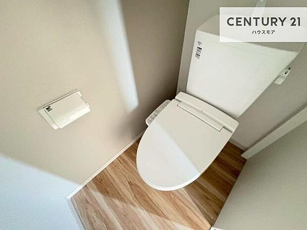1・2階にトイレがございます!朝の忙しい時間帯も待たずにすみそうですね。白を基調とした清潔感のあるトイレでお手入れがしやすいです!