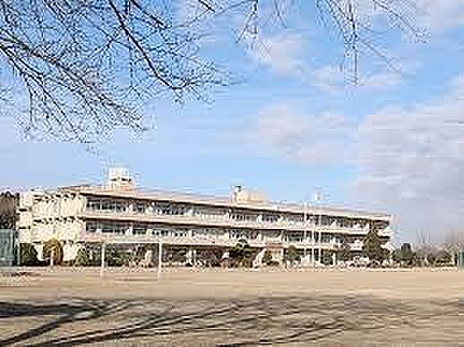 阿見町立朝日中学校まで2600m