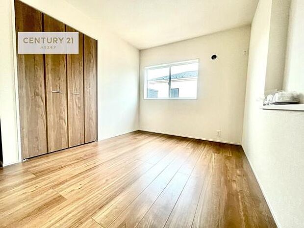 掃き出し窓がないお部屋は、お子様のお部屋としても安心です!収納スペースも充実しているので散らかったお部屋をサッと片付けられます!