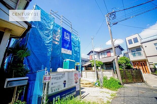 駐車スペースは2台分あります!セカンドカーはもちろん、バイクや自転車なども置き場所に困りません。