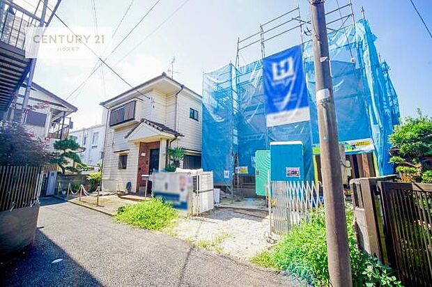 前面道路は4m!陽当り良好な立地です。車庫入れが苦手な方も安心ですね。